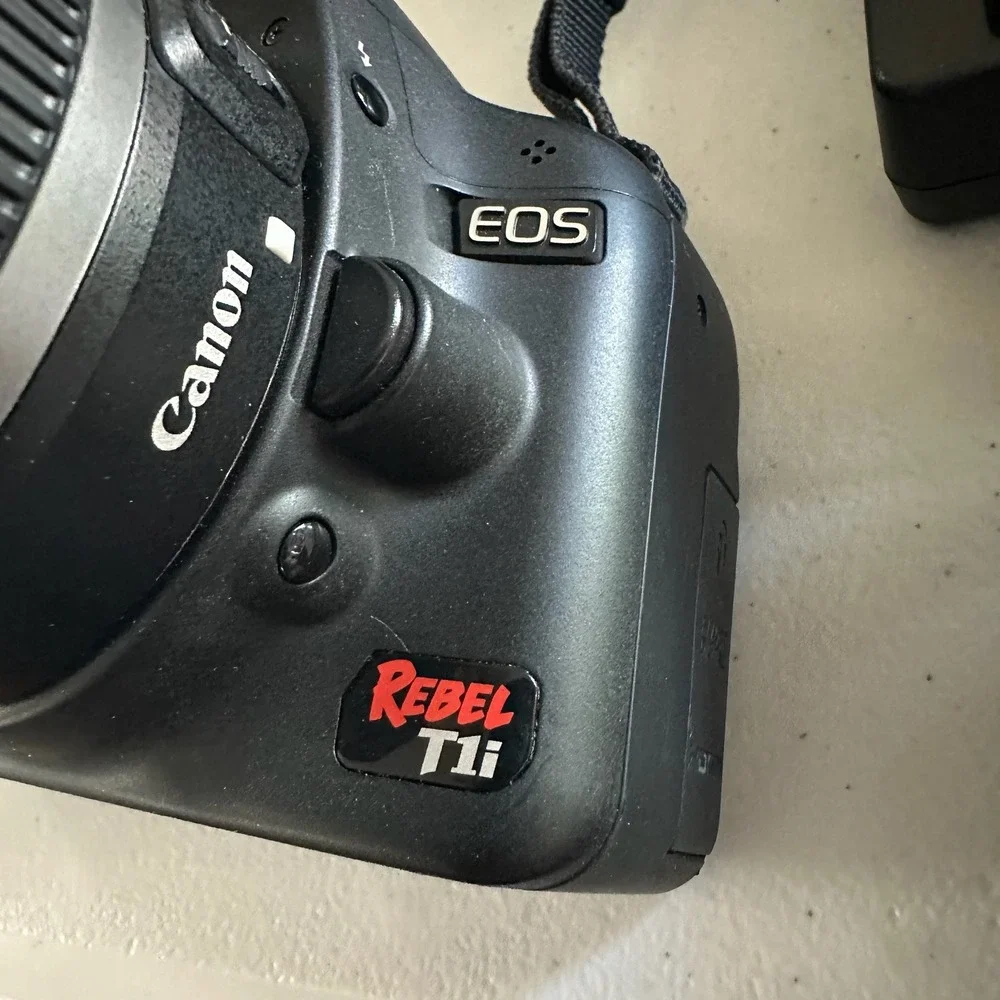 Canon EOS Rebel T1i (EOS 500D) Digital SLR Camera EF-S 18-55mm f/3.5-5.6 IS lens